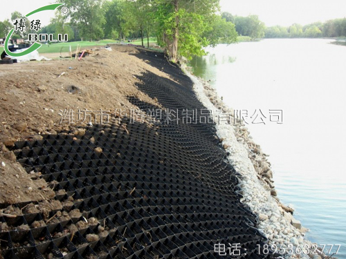 土工格室加筋邊坡大模型試驗研究
